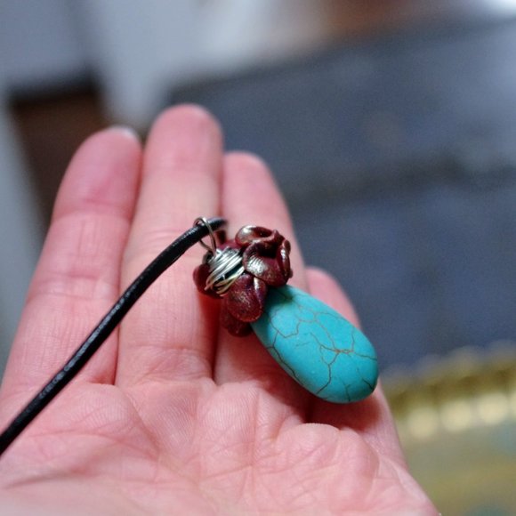 Teal Howlite Pendant Necklace with Sculpted Clay Flower Details - Picture 5 of 8